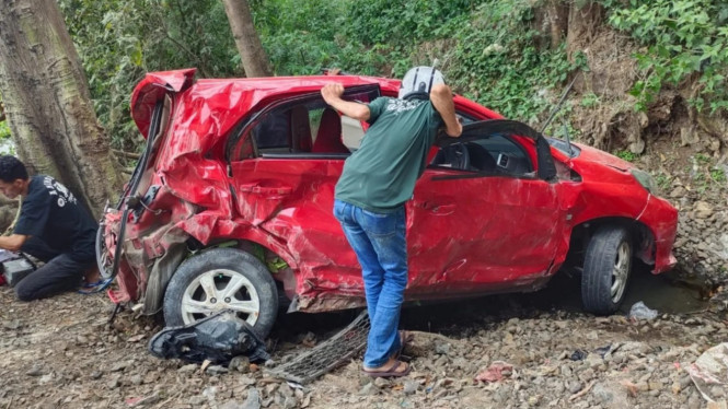 Honda Brio kecelakaan di tol Tangerang-Merak