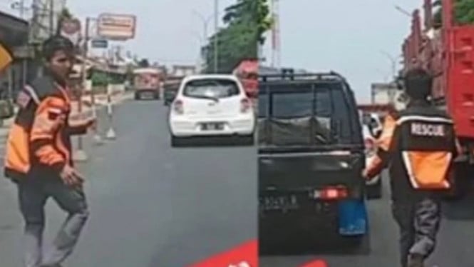Viral pria berani buka jalan buat ambulans