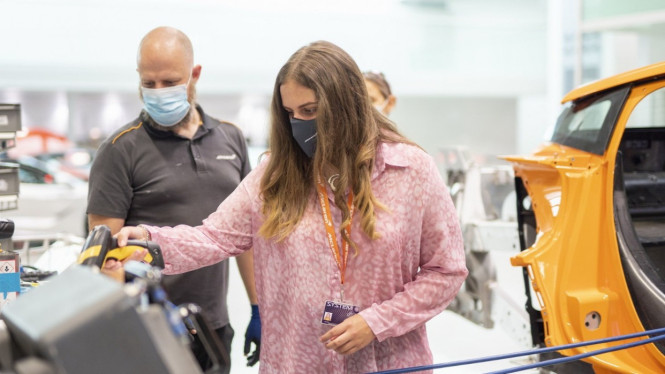 Gadis 17 tahun, Maisy jadi CEO McLaren.