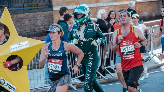 Peserta lari maraton mengenakan pakaian balap lengkap.