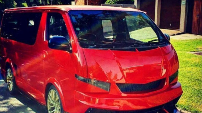 Modifikasi Toyota HiAce bermesin 12 silinder 5.000cc.