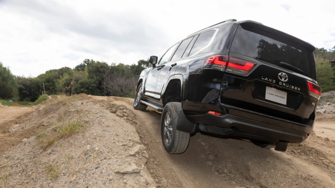 Toyota Land Cruiser J300 diuji di medan offroad.