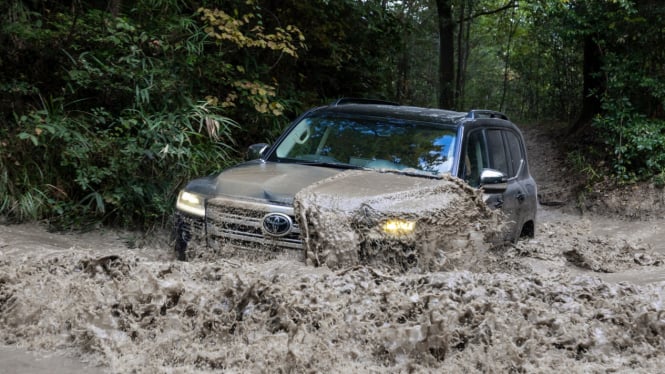 Toyota Land Cruiser J300 diuji di medan offroad.