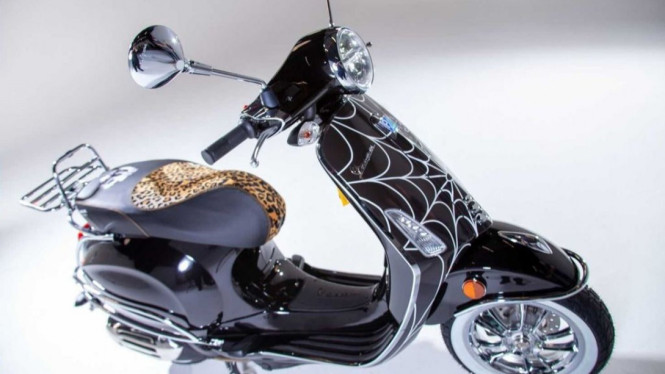 Vespa Elvira Macabre