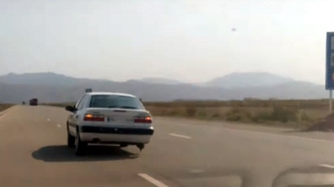 Mobil Citroen Xantia melaju kencang dengan tiga roda.