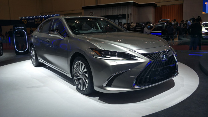 Mobil hybrid Lexus ES 300h