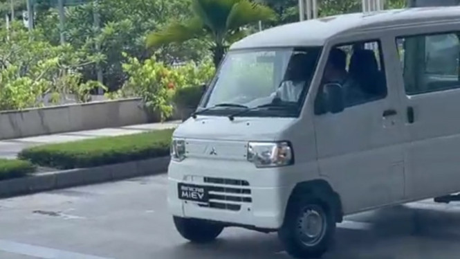 Jokowi naik mobil listrik Mitsubishi di GIIAS 2021