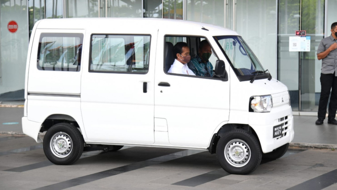 Jokowi naik mobil listrik Mitsubishi di GIIAS 2021