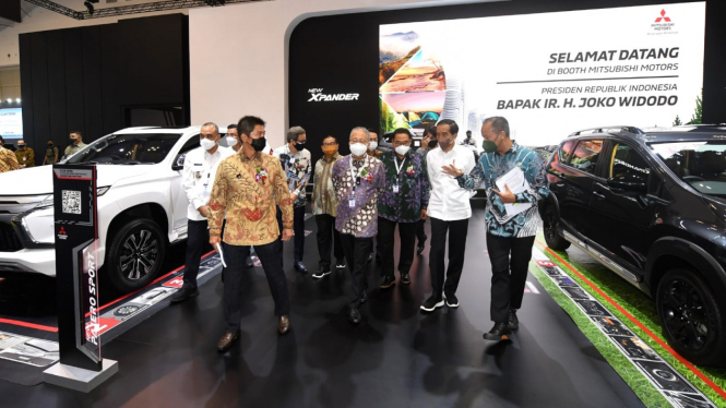 Presiden Jokowi di booth Mitsubishi Xpander