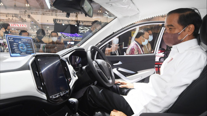 Presiden Jokowi masuk ke dalam Wuling Almaz RS