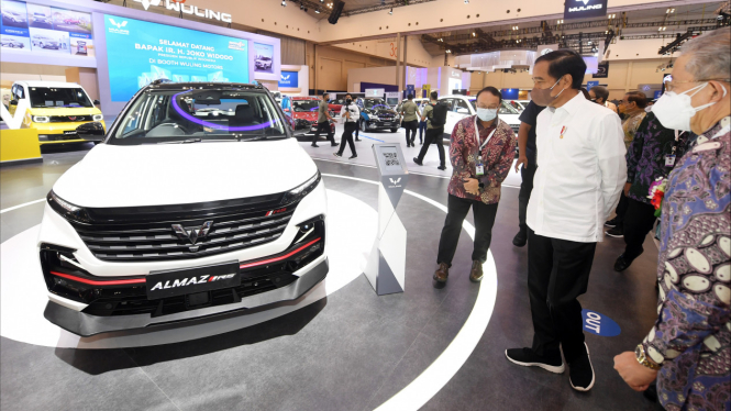 Jokowi tertarik masuk ke dalam Wuling Almaz RS