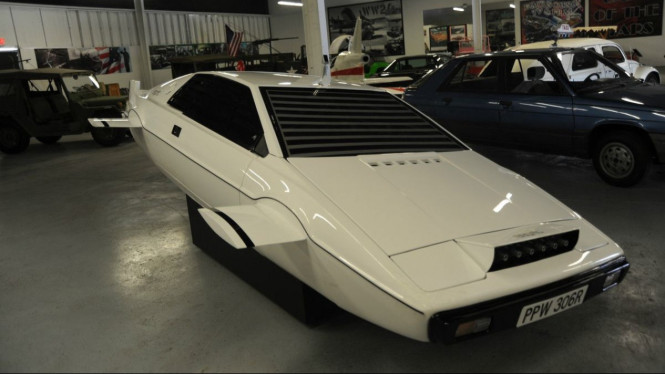 Mobil Lotus Esprit di film James Bond.