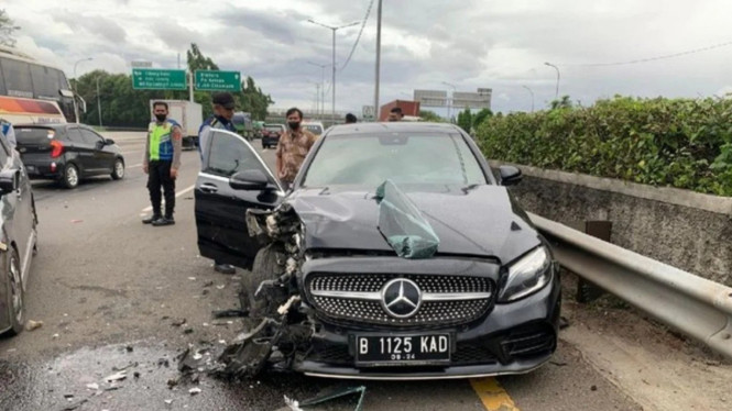 Mobil Mercy melawan arah dan menabrak mobil lainnya tol Cakung.