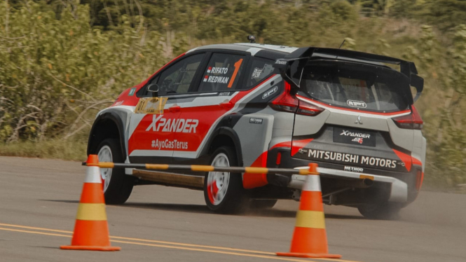 Rifat Sungkar kendarai Mitsubishi Expander AP4.