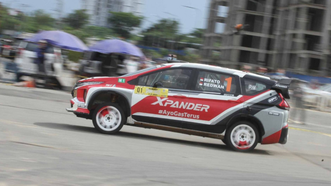 Rifat Sungkar kendarai Mitsubishi Expander AP4.