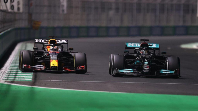 Max Verstappen dan Lewis Hamilton