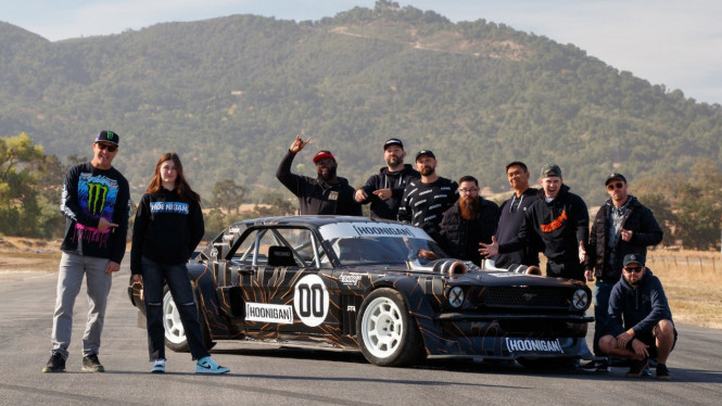 Lia Block mengemudikan mobil Hoonicorn