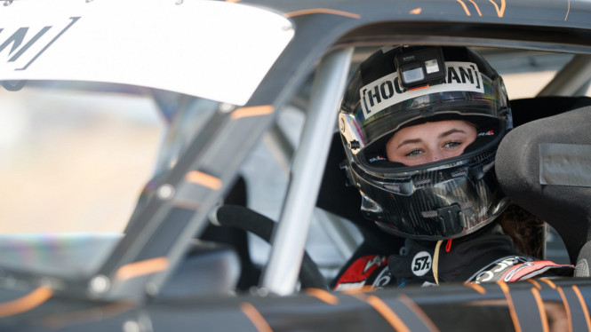 Lia Block mengemudikan mobil Hoonicorn