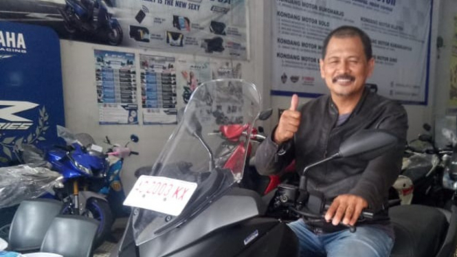 Pedagang bumbu beli XMAX pakai recehan