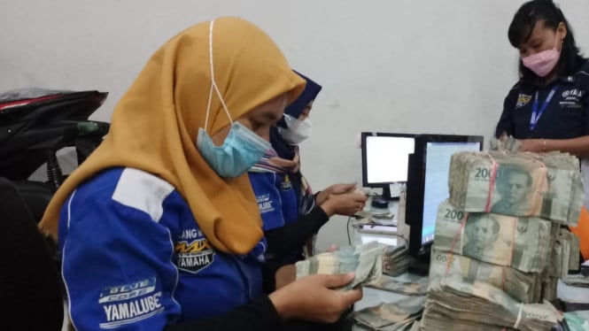 Petugas diler Yamaha