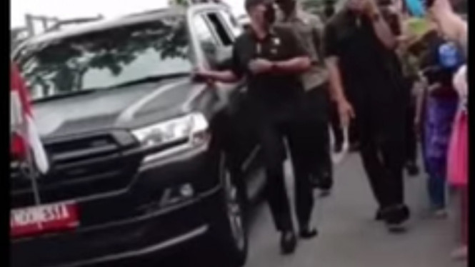 Presiden Jokowi naik Land Cruiser dilempari  surat