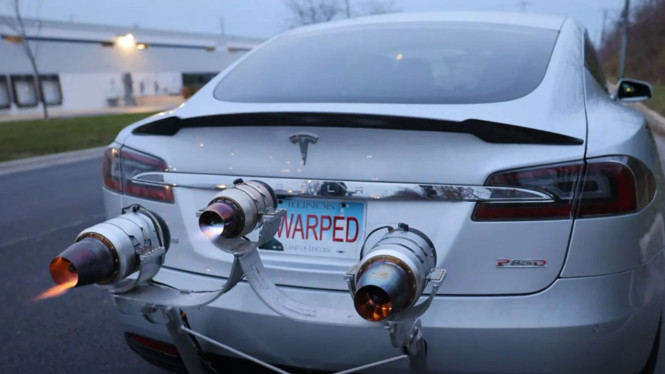 Modifikasi Tesla Model S pakai turbo pesawat jet