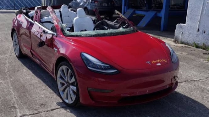 Ilustrasi Tesla Model 3 hancur.