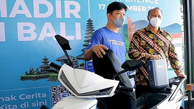 Tukar baterai motor listrik