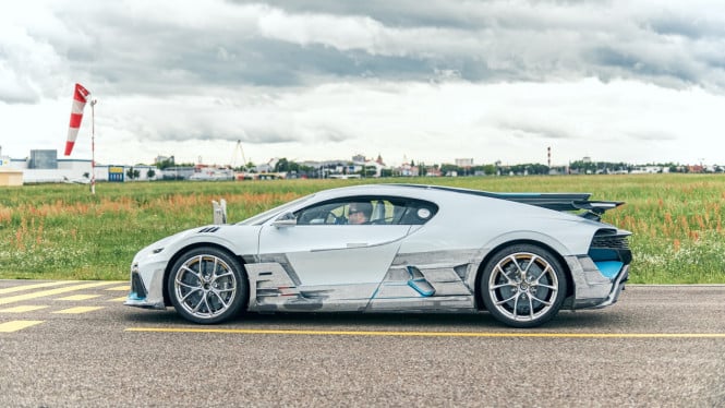 Mobil Bugatti yang sedang diuji coba sebelum dikirim ke konsumen.