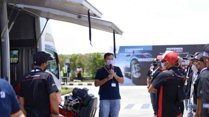 Komunitas Honda Jazz di Pabrik Bridgestone.