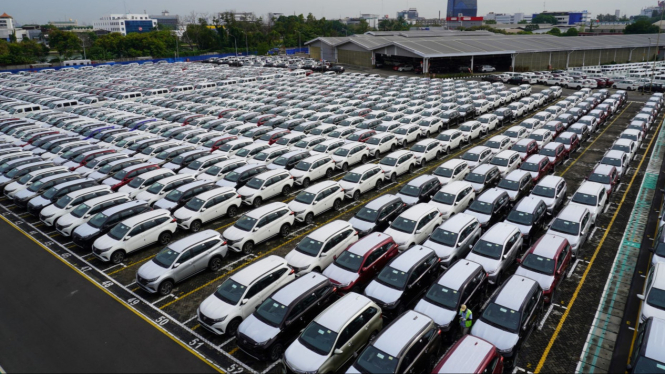 Jejeran unit mobil produksi Astra Daihatsu Motor