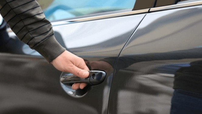 Ilustrasi Buka Pintu Mobil. Foto: Auto2000.