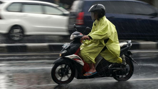 Naik Motor saat Hujan.