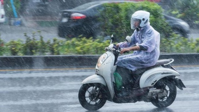 Naik Motor saat Hujan.