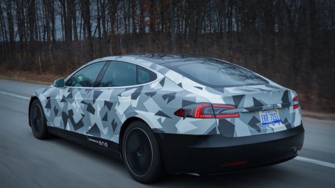 Proyek percobaan modifikasi baterai mobil listrik Tesla Model S.