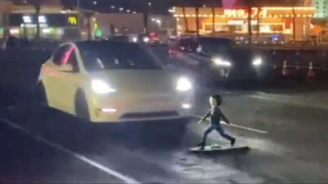 Tesla tabrak bonek anak-anak.