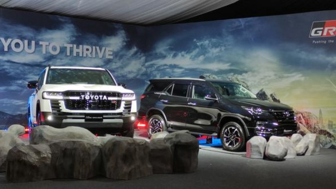 Toyota Fortuner dan Land Cruiser Baru.