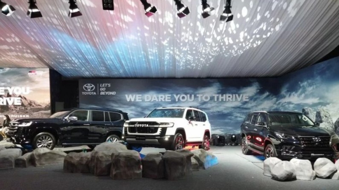 Toyota Fortuner dan Land Cruiser Baru.