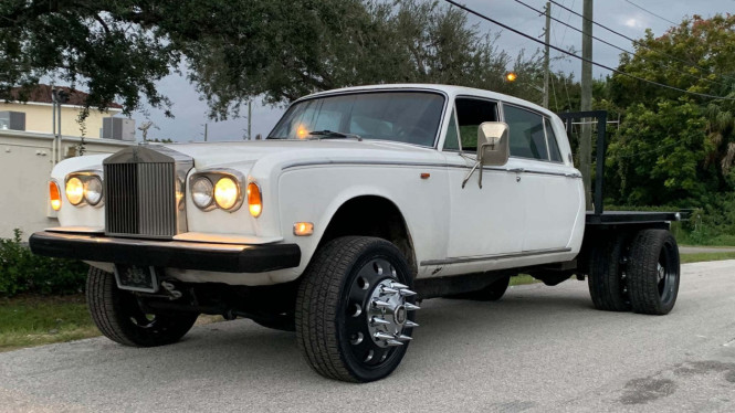 Modifikasi Rolls-Royce jadi truk derek.