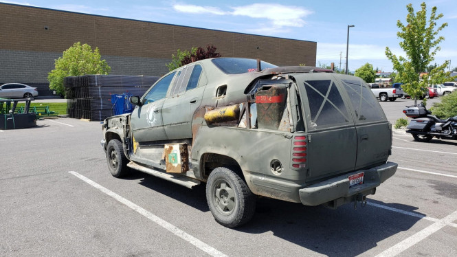 Modifikasi mobil bergaya Mad Max.