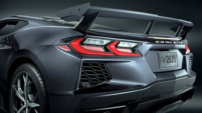 Chevrolet Corvette C8 pakai aksesori spoiler.