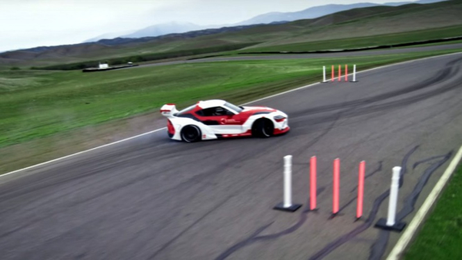 Mobil Toyota Supra yang bisa drifting otomatis.
