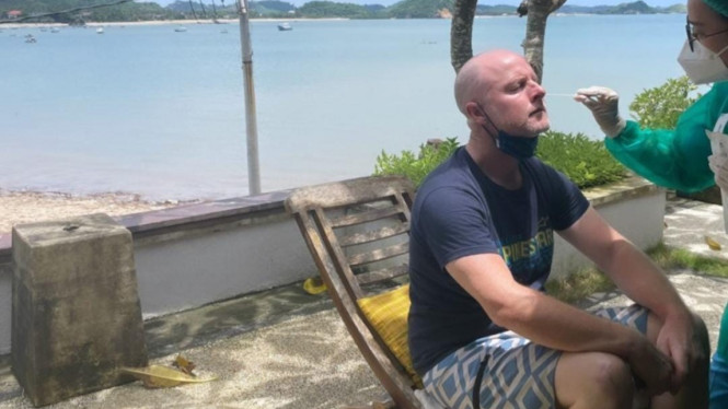 Fotografer MotoGP, Gareth Harford saat diswab PCR.