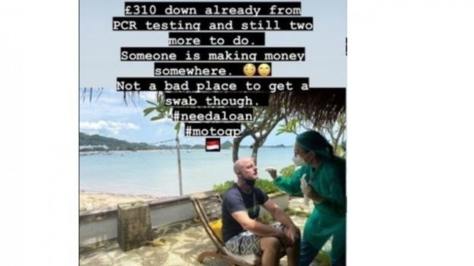 Fotografer MotoGP, Gareth Harford saat diswab PCR.