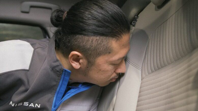 Ryunosuke Ino pencium kabin mobil Nissan