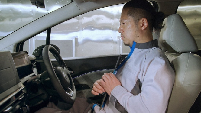 Ryunosuke Ino pencium kabin mobil Nissan