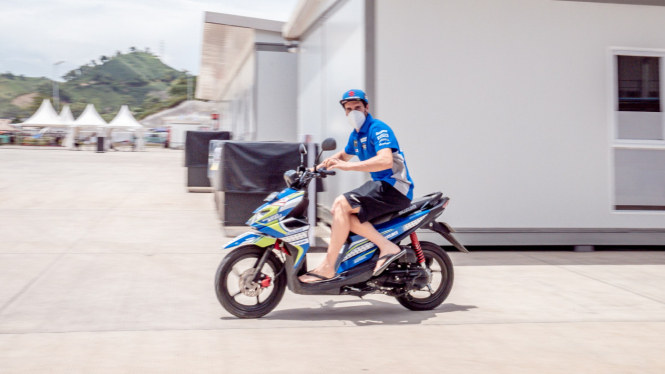 Alex Rins memakai Suzuki Nex II