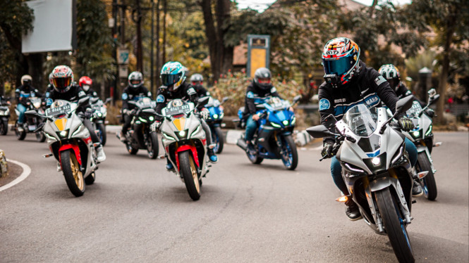 Kemeriahan bLU cRU Fun Riding “Road to Mandalika”