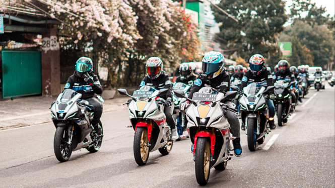 Kemeriahan bLU cRU Fun Riding “Road to Mandalika”