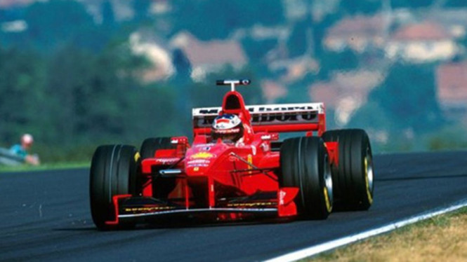 Mobil balap F1 Ferrari F300 besutan Michael Schumacher.